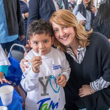 Festeja Mariana Gómez Día de Reyes con niñas y niños de Palmillas.