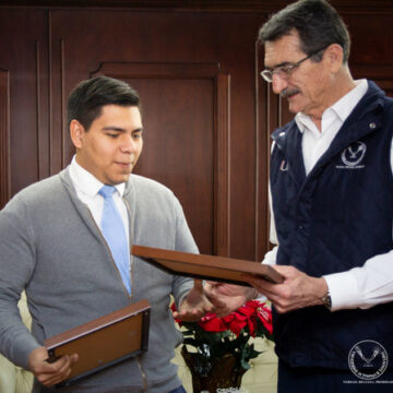 Foto_2_odontología_Carlos_Luna Destaca alumno de la UAT en foro nacional de Odontología