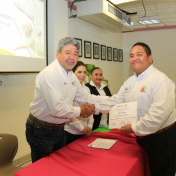 Entrega Victoria diplomas de taller de lengua de señas mexicanas