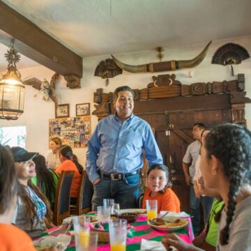 Conviven Gobernador y Presidenta del DIF Tamaulipas con niñas y niños en el primer campamento “Tortugas”