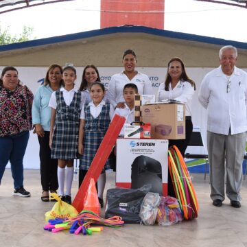 Reciben escuelas de Educación Básica apoyo y equipamiento.
