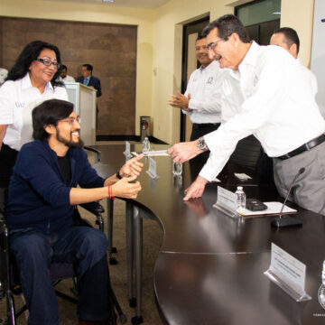 Foto_1_entrega_de_estimulos Entrega UAT estímulos a hijos del personal académico