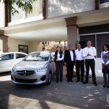 Foto_2_entrega_de_auto Entrega Rector premios a sindicalizados de la UAT