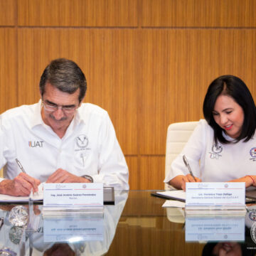 Foto_2_firma_de_convenio_salarial Acuerdan incremento salarial para trabajadores de la UAT