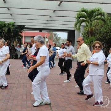 Foto_3_adulto_mayor1 Activan universitarios al adulto mayor en programa deportivo de la UAT