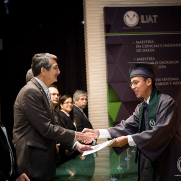 Foto_3_FIC_26_01_2020 Entrega Rector constancias a egresados de la FIC-UAT