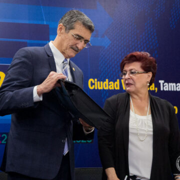 Foto_3_braille_27_01_2020 Presentan en la UAT edición Braille de la ley de acceso a la información