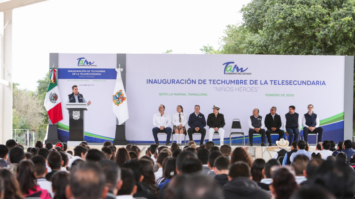 Entrega gobernador techumbre en escuela de soto la marina