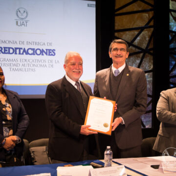 Preside Rector reunión con directores y entrega de acreditaciones a la UAT