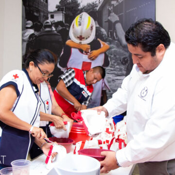 foto_4_cru_zroja_03_06 Recibe la Cruz Roja aportación de la UAT en la colecta 2019