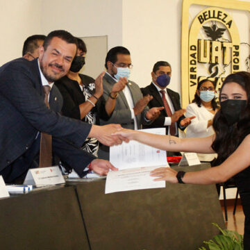 Preside Rector ceremonia de graduación en la Facultad de Comercio de Tampico