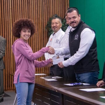 WhatsApp Image 2022-11-16 at 4.30.52 PM (2) Entrega rector becas a estudiantes hijos de docentes de la UAT