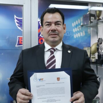 foto 1 (2) Recibe Edy Izaguirre constancia de director electo de la Facultad de Derecho Victoria