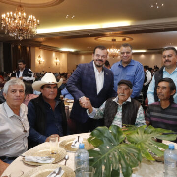 Ofrece UAT festejo decembrino a sus trabajadores