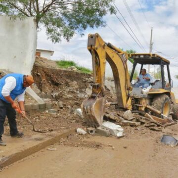 WhatsApp-Image-2023-04-11-at-18.53.19 Supervisa alcalde zona afectada por lluvias y desazolve de drenes