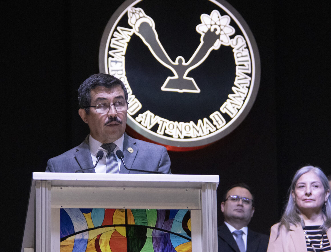 3 (16) “Iniciamos juntos una nueva dinámica universitaria para transformar y trascender”: Dámaso Anaya