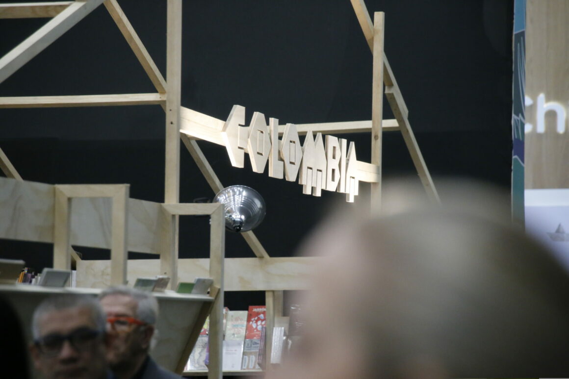 NotiPress - Stand de Colombia FIL 2023 Sergio F Cara (NotiPress) Thomas Greg & Sons pide a Cancillería de Colombia firmar contrato de pasaportes