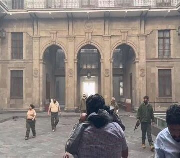 Padres de los estudiantes de Ayotzinapa ingresan a la fuerza a Palacio Nacional