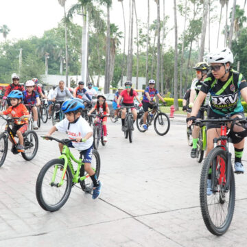 Celebra la UAT con gran éxito rodada deportiva familiar