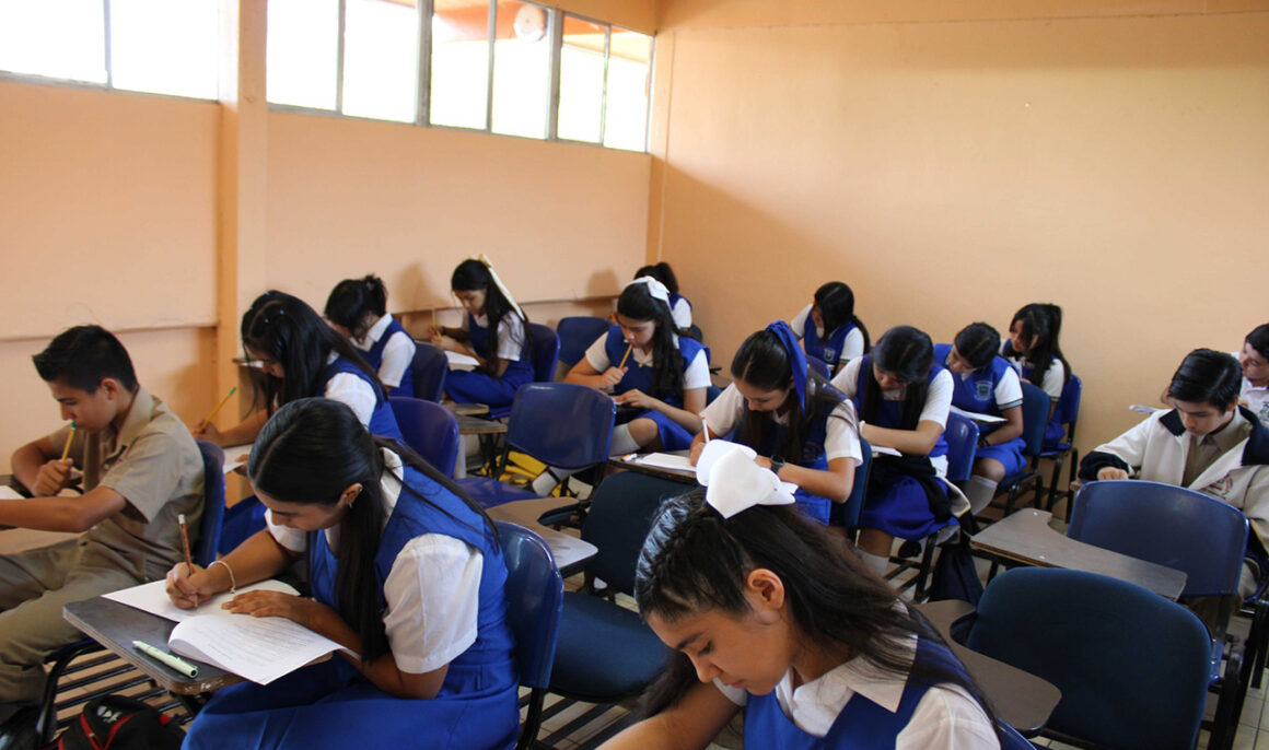 La UAT organizó concursos de física, química y matemáticas para estudiantes de secundaria