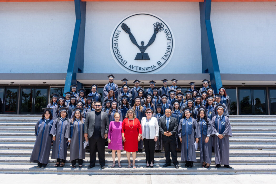 18. Egresan de la UAT nuevos (3) Egresan de la UAT nuevos profesionales en áreas de trabajo social y desarrollo humano