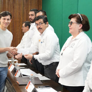 Reconoce la UAT el desempeño académico de estudiantes hijos del personal docente