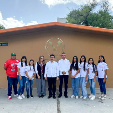 Felicita Dámaso Anaya a softbolistas de la UAT campeonas del torneo nacional Williamsport