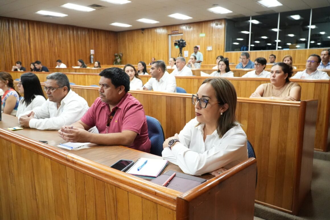 2 (1) Actualiza la UAT a su personal administrativo en materia de normatividad y rendición de cuentas