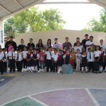 1 Entrega la UAT material escolar a estudiantes de primaria en Río Bravo