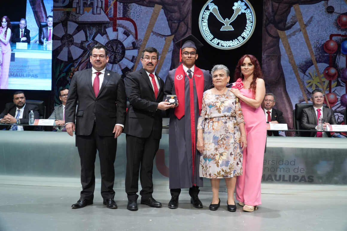 El rector Dámaso Anaya preside la graduación de 161 egresados de la UAT