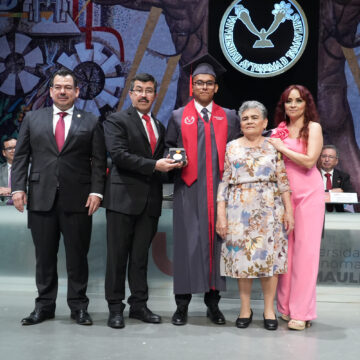 8 El rector Dámaso Anaya preside la graduación de 161 egresados de la UAT