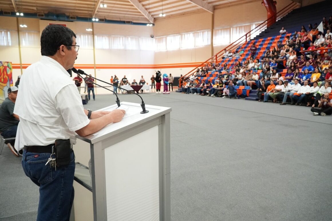 foto 1 Entrega la UAT en adopción a héroes caninos