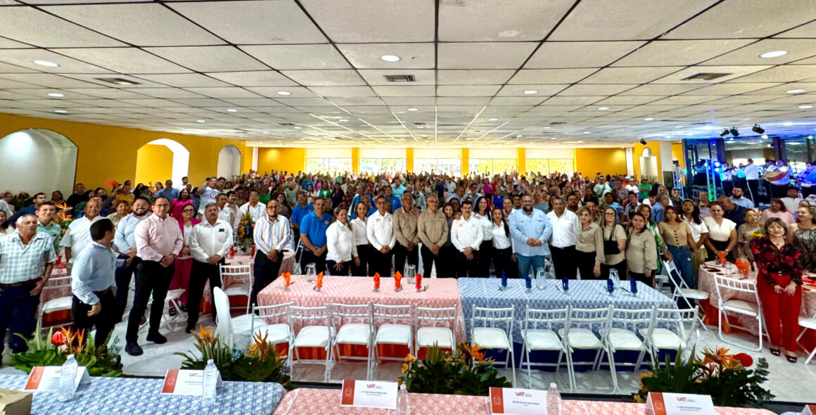 El rector Dámaso Anaya presidió la celebración del 51 Aniversario del SUTUAT