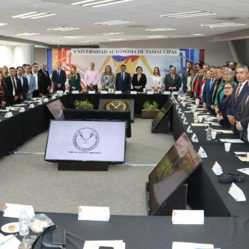 3 (2) Se suma la UAT al Sistema de Evaluación y Acreditación de la Educación Superior