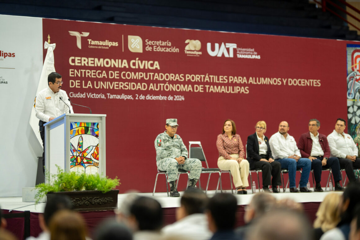 04 Gobernador y rector hacen entrega histórica de equipos de cómputo a estudiantes y docentes de la UAT