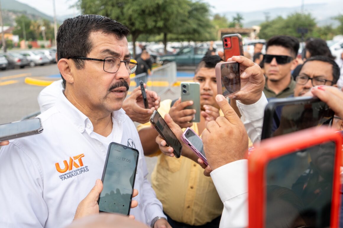 1 (8) Proyecta la UAT incremento en la matrícula con apertura de nuevas carreras