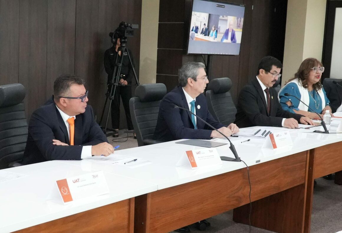 3 (12) Toman protesta nuevos integrantes del Patronato de la UAT