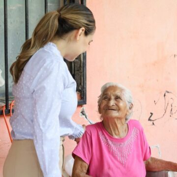 Presidenta Lucy de Gattás recorre la ciudad para entregar apoyos en los hogares de las familias victorenses.