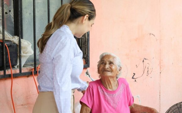 Presidenta Lucy de Gattás recorre la ciudad para entregar apoyos en los hogares de las familias victorenses.