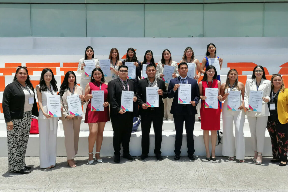 YDRAY-1-(1) Reciben 17 médicos egresados de la UAT el premio nacional CENEVAL