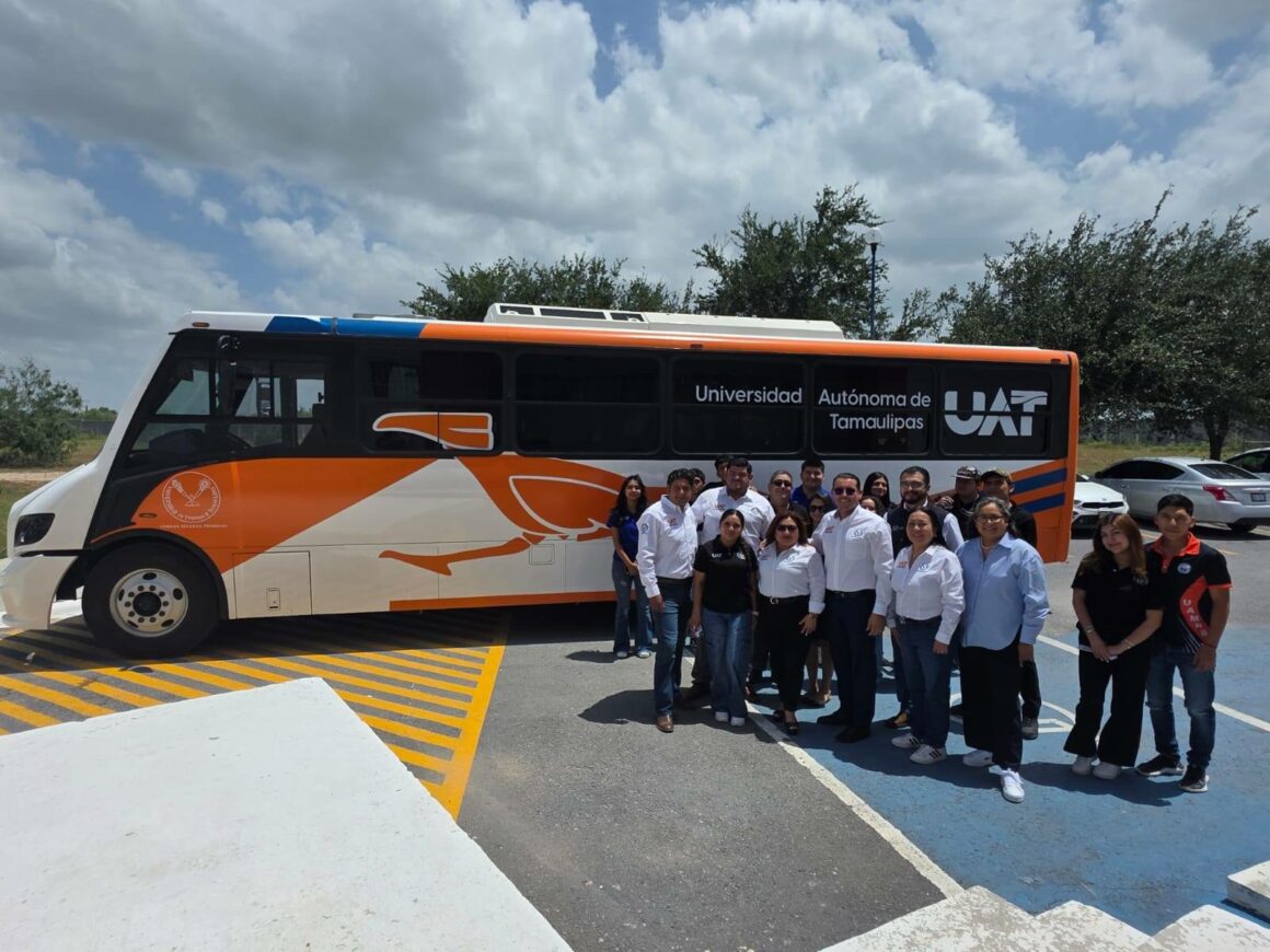 Entrega la UAT unidad de transporte para sus estudiantes en Río Bravo