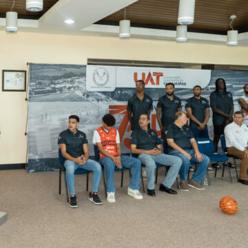 2 (8) Presenta rector al nuevo Correbasket UAT