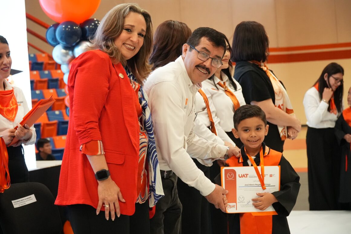 6 (3) El rector Dámaso Anaya y la Lic. Isolda Rendón presiden graduación de CENDIS de la UAT