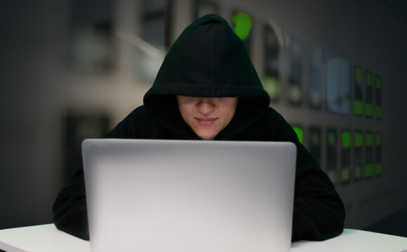 Niños en Reino Unido están hackeando los sistemas de sus propias escuelas