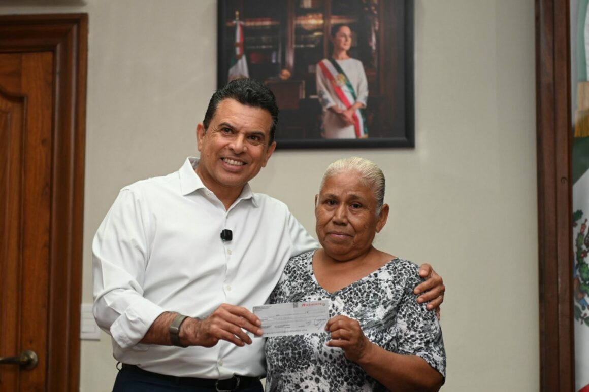 Entrega Lalo Gattás seguro por incendio de vivienda a ciudadana afectada