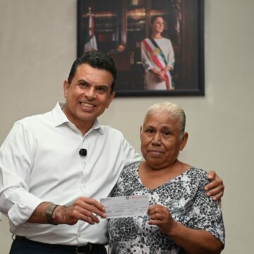 Entrega Lalo Gattás seguro por incendio de vivienda a ciudadana afectada