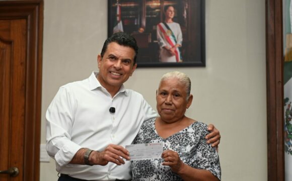 Entrega Lalo Gattás seguro por incendio de vivienda a ciudadana afectada