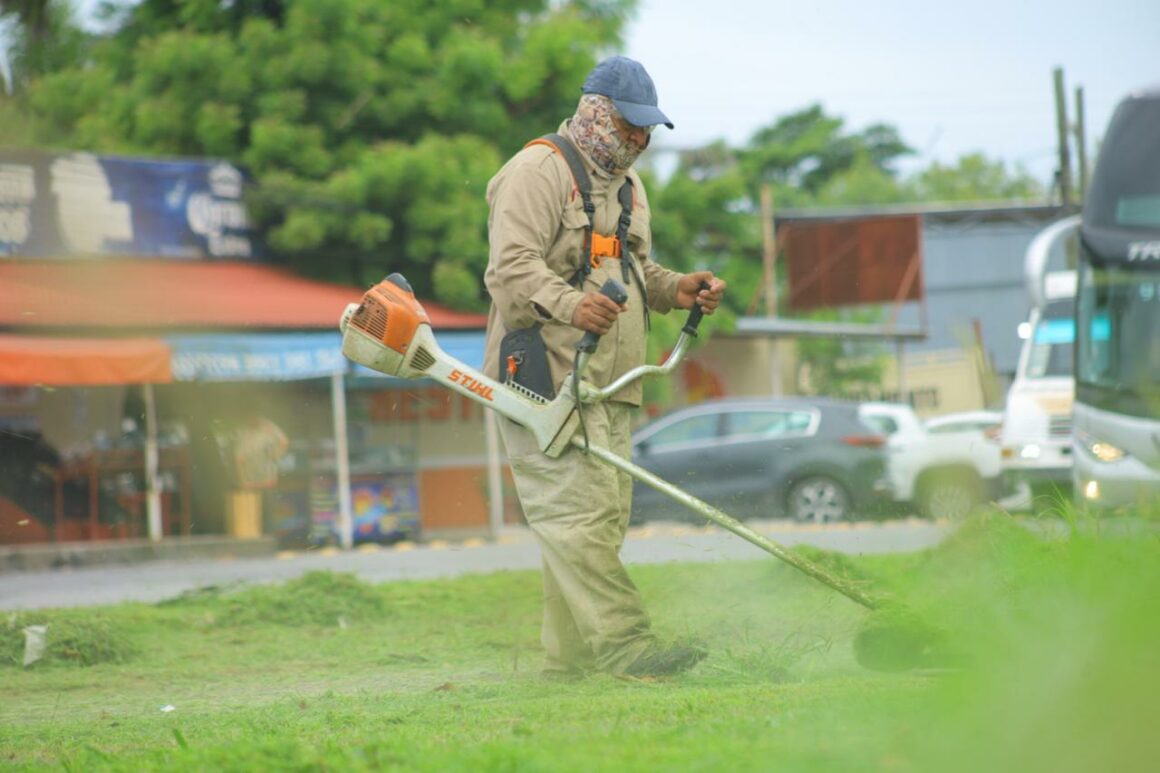Supervisa alcalde trabajos de limpieza en vialidades de la Capital