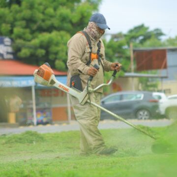 Supervisa alcalde trabajos de limpieza en vialidades de la Capital