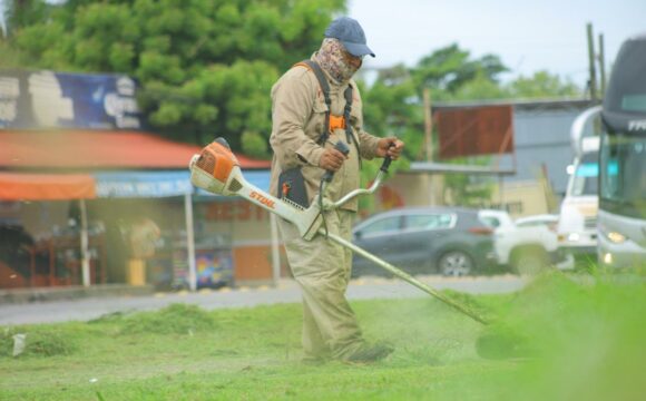 Supervisa alcalde trabajos de limpieza en vialidades de la Capital